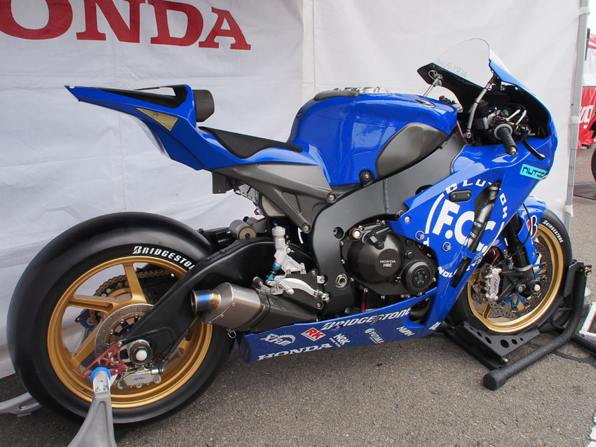 HONDA CBR1000RR ～２０１１鈴鹿８耐優勝マシン～_d0244687_21273736.jpg