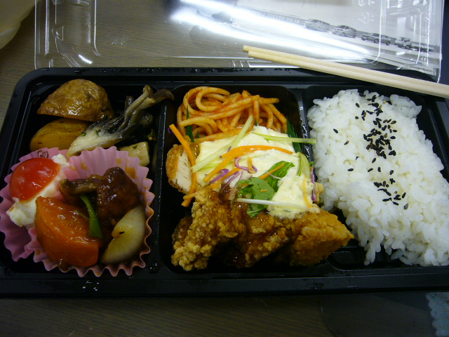 お昼　お弁当　美味しく頂きました_a0144610_19233242.jpg