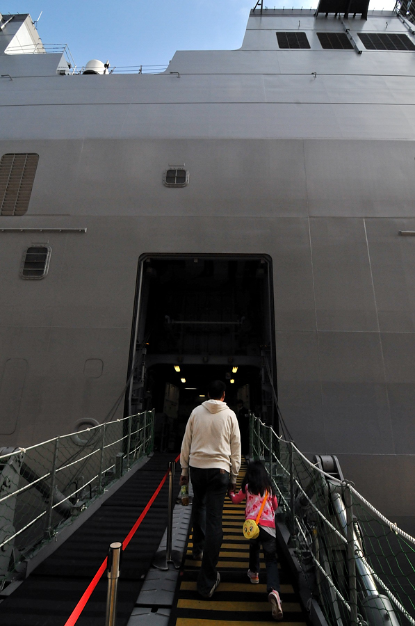 ヘリ搭載護衛艦「ひゅうが」神戸一般公開_d0148541_19325039.jpg