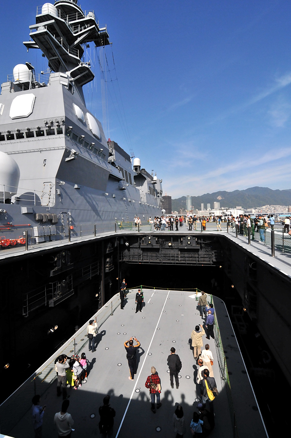 ヘリ搭載護衛艦「ひゅうが」神戸一般公開_d0148541_1938558.jpg