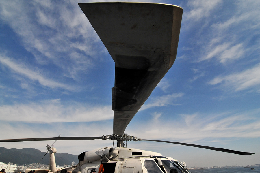 ヘリ搭載護衛艦「ひゅうが」神戸一般公開 －２_d0148541_1912282.jpg