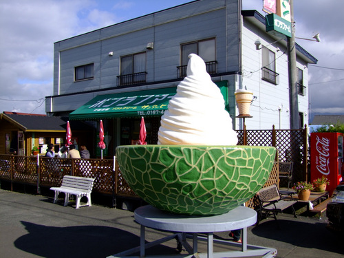 「北海道2012　ポプラファーム サンタのひげ　メロンソフトクリーム」_a0000029_17131612.jpg