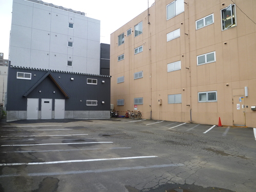 本日からセール、店舗裏の駐車場使えます。