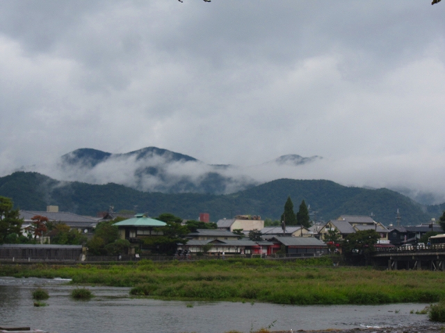 霧に包まれた嵐山_e0237645_1772223.jpg