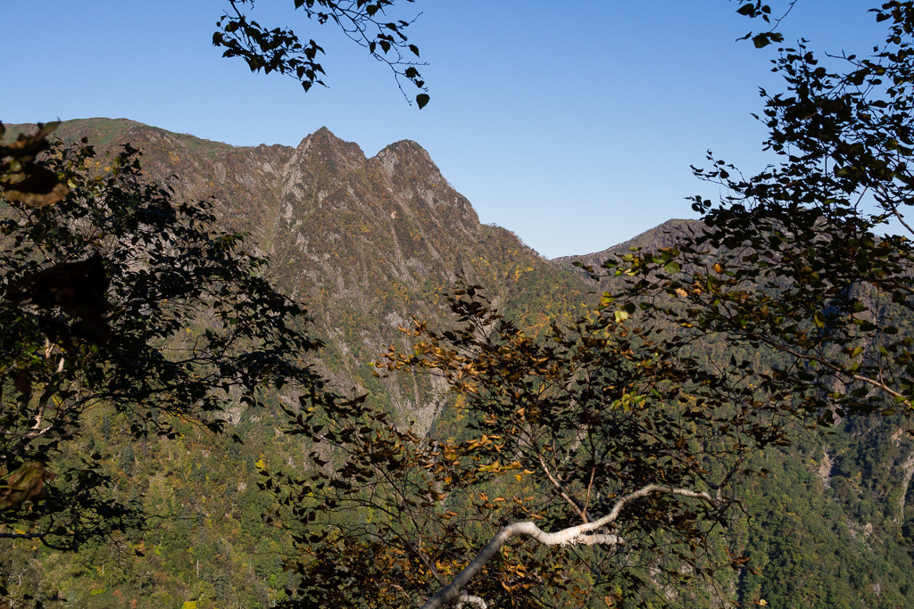 秋晴れの芦別岳　- 1 -_c0073613_2292959.jpg