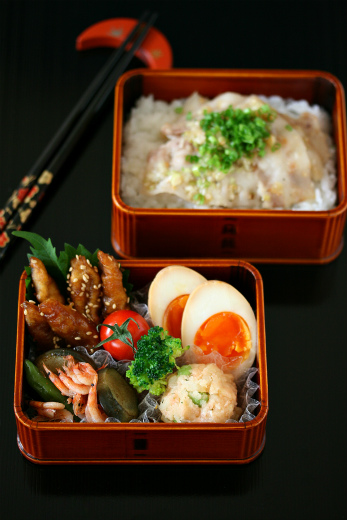 今日の主人弁当(豚バラ肉のねぎ塩焼き丼)_c0228578_17195494.jpg