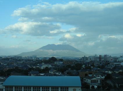 やや風のある肌寒い11月初日。夕方、中央駅へ_e0130185_20432565.jpg