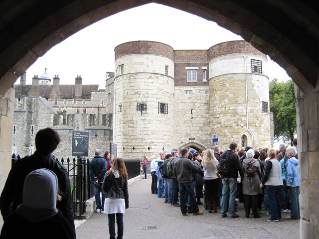 2日目-6 ロンドン塔の城壁歩きと、衛兵交代と、王と王妃たち_f0100593_13423959.jpg