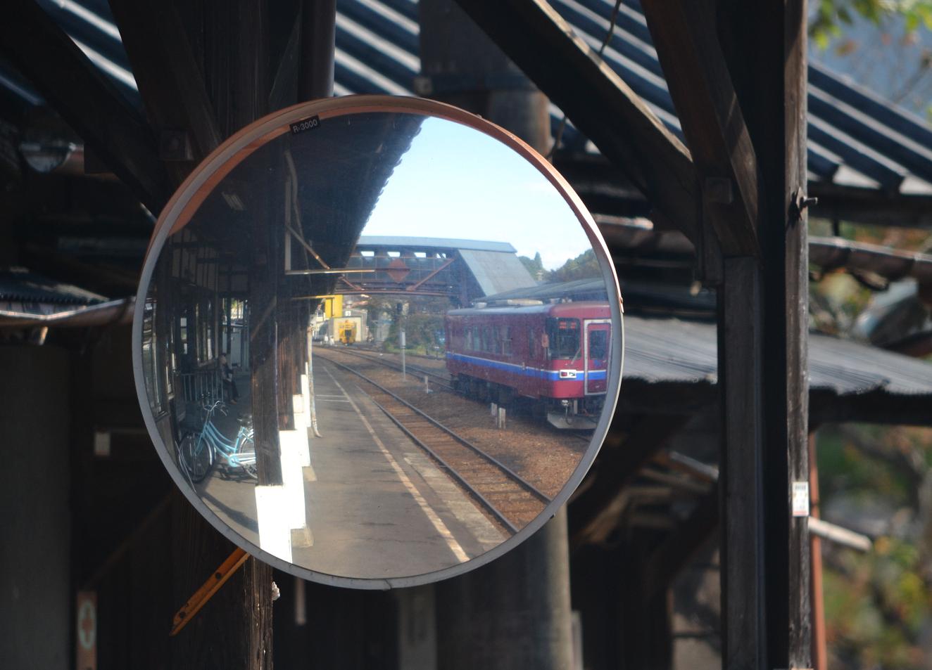 鏡の中の列車交換風景。_a0055650_03253.jpg