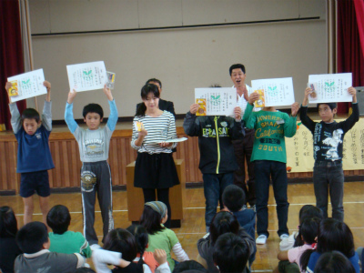 全校児童集会　ギニアビサウ共和国から学校見学にきました。_b0197668_932336.jpg