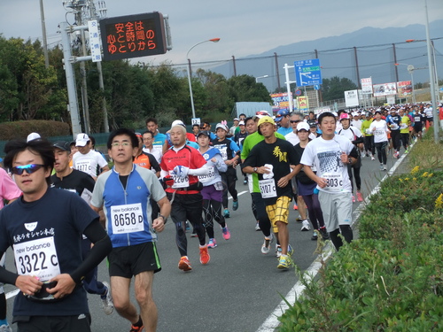 湘南国際マラソン...残念曇天で富士山は見えません。_b0137932_1148478.jpg