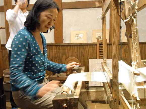 奈良で「麻の手紡ぎ手織り体験」をして来ました　　　　　　（記：藤本　洋子）_a0195310_14231415.jpg