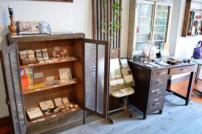 ここは何屋さん?_d0263815_12321369.jpg