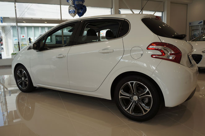 天気が良いので Peugeot 208 を見に行ってみるの巻_c0021694_13452419.jpg