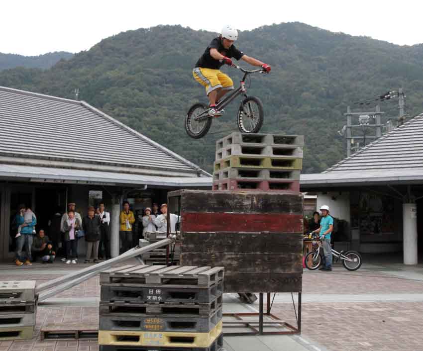 道の駅「貞光ゆうゆう館」の「自転車トライアルショー」♪_d0058941_20201878.jpg