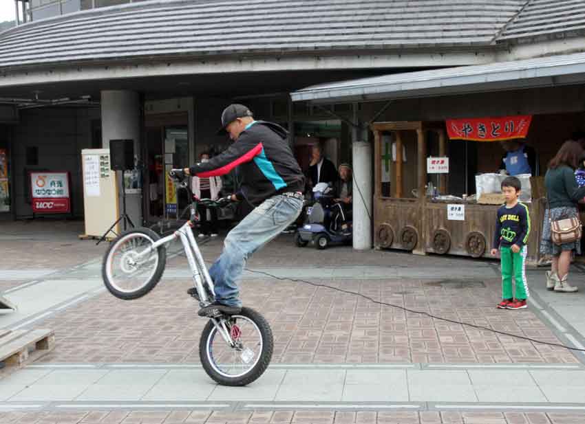 道の駅「貞光ゆうゆう館」の「自転車トライアルショー」♪_d0058941_2045459.jpg