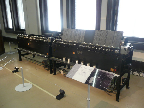 旧神戸生糸検査所で行われていた生糸の機械的検査の展示 : 散策 旧神戸生糸検査所で行われていた生糸の機械的検査の展示 : 散策