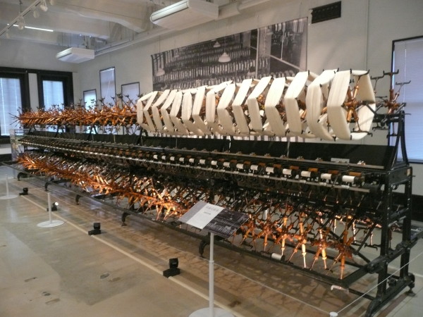 旧神戸生糸検査所で行われていた生糸の機械的検査の展示 : 散策