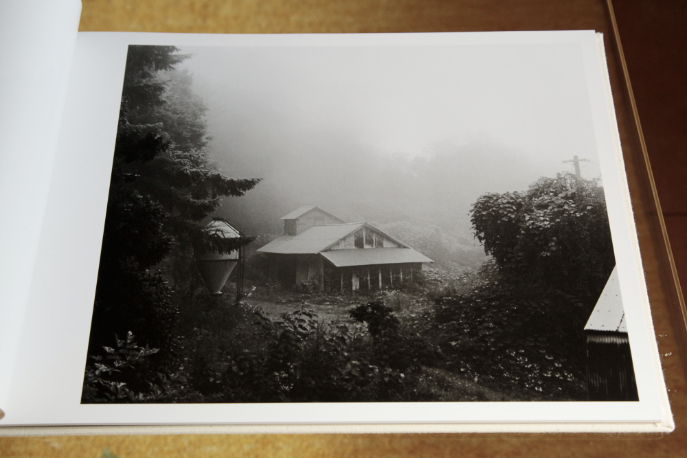 福島を撮り続ける写真家 村越としや個展「大きな石とオオカミ