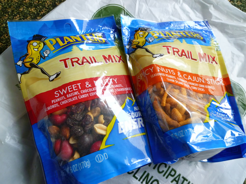 PLANTERSのTrail Mixes Spicy Nuts & Cajun Sticks_c0152767_21442487.jpg