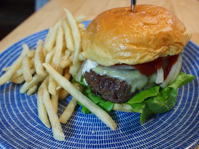 ブリオッシュでチーズバーガー_a0258686_21333715.jpg