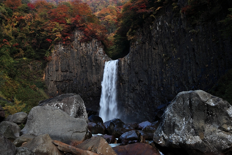 早朝　紅葉の苗名滝_d0170525_23421358.jpg