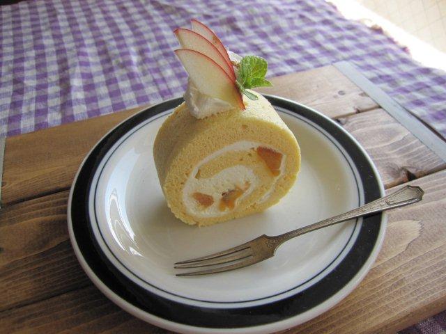 林檎のカラメルロールケーキ♪_a0146047_15955.jpg