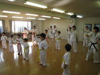 日曜空手は新川教室 親子空手、夫婦空手!_c0118332_1427814.jpg