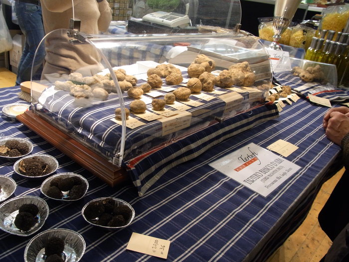 本場アルバの白トリュフのタヤリン ☆ Fiera internazionale del Tartufo bianco d\'Alba_b0246303_011328.jpg