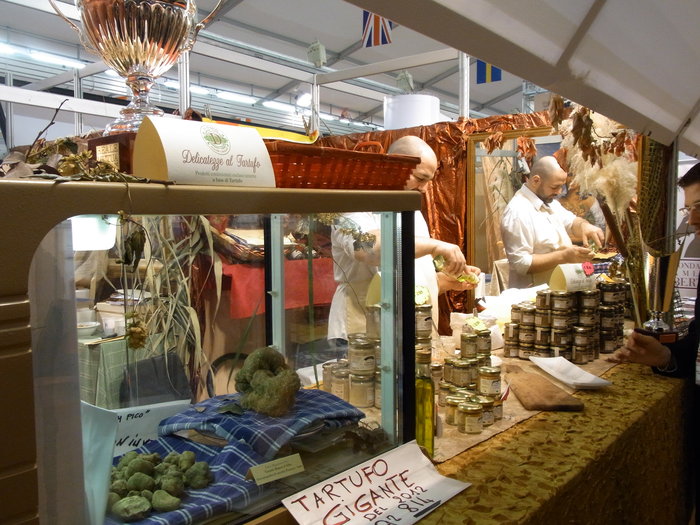 本場アルバの白トリュフのタヤリン ☆ Fiera internazionale del Tartufo bianco d\'Alba_b0246303_0204637.jpg