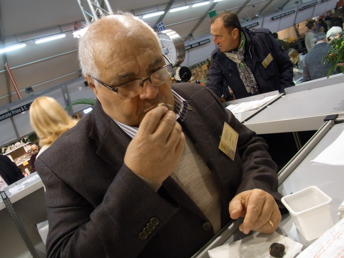 本場アルバの白トリュフのタヤリン ☆ Fiera internazionale del Tartufo bianco d\'Alba_b0246303_094330.jpg