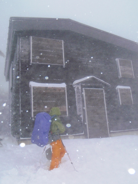 新雪の巻機山 前篇(避難小屋へ)_c0177814_21392756.jpg