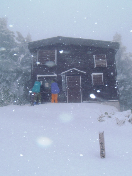 新雪の巻機山 前篇(避難小屋へ)_c0177814_21435559.jpg