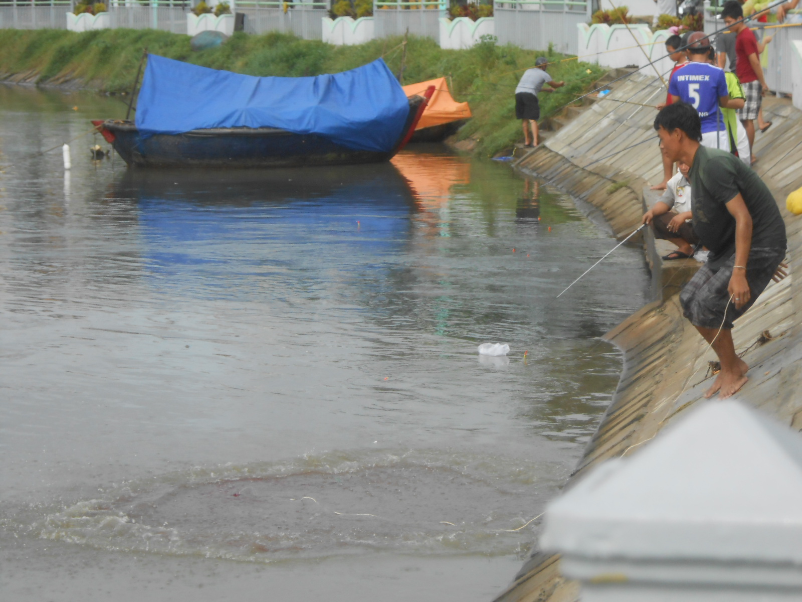 ダナン　どしゃ降りの雨の後　下水から出てくる所に沢山の釣り人_b0241821_1854068.jpg