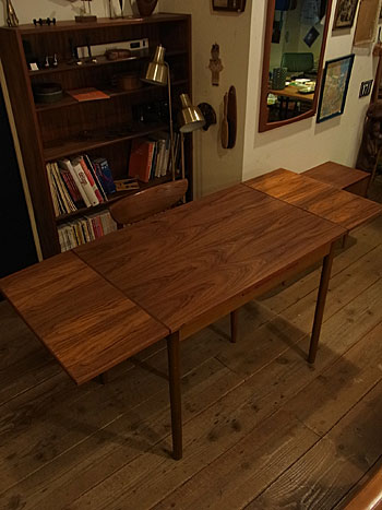 dining table with extenthion_c0139773_1843614.jpg