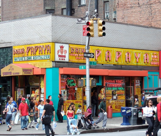 1932年から続くNYの老舗ホットドック屋さん パパヤ・キング(Papaya King)_b0007805_14131992.jpg