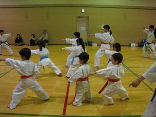 火曜日空手 みんな元気な西町教室!_c0118332_22152466.jpg