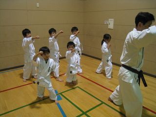 火曜日空手　みんな元気な西町教室!_c0118332_22154026.jpg