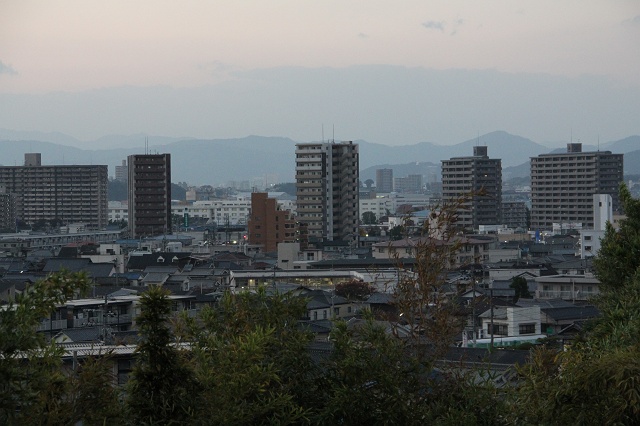 田中薬師堂跡と、熊崎田中地蔵堂・イチョウの木と、矢野の街を望む光景_b0095061_15135770.jpg