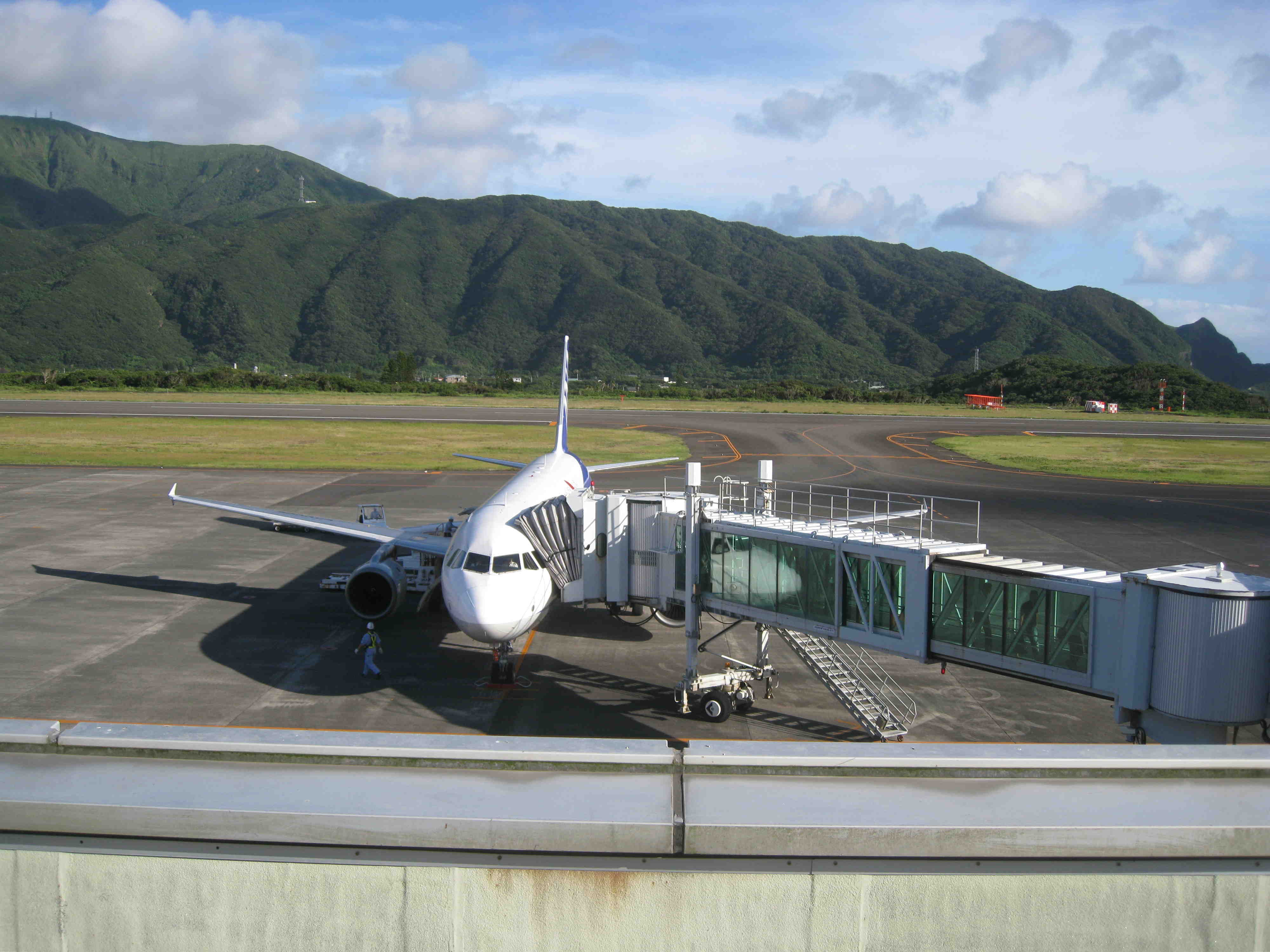 八丈島空港に来る飛行機のお話_f0089461_1223478.jpg