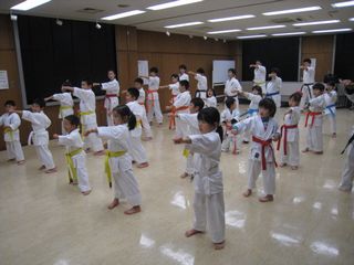 木曜空手は手稲教室 今日も楽しく稽古!_c0118332_22561530.jpg