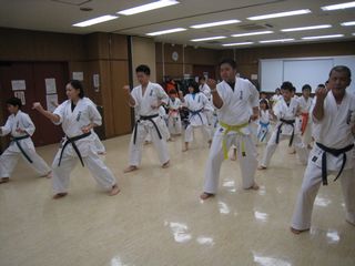 木曜空手は手稲教室 今日も楽しく稽古!_c0118332_22563537.jpg