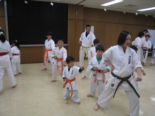 木曜空手は手稲教室 今日も楽しく稽古!_c0118332_22565470.jpg