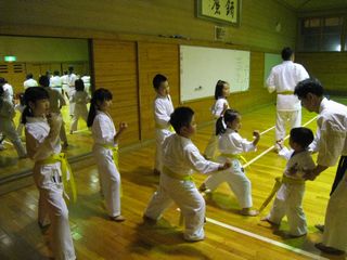 土曜は空手 元気な新しい仲間!_c0118332_22195427.jpg
