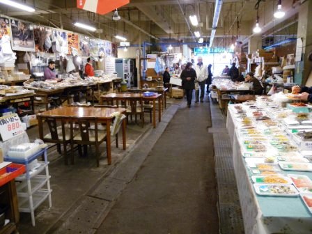 八戸市「陸奥湊駅前朝市」で朝食を食べる_b0206037_15223933.jpg