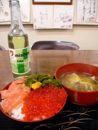 八戸市「陸奥湊駅前朝市」で朝食を食べる_b0206037_15242679.jpg