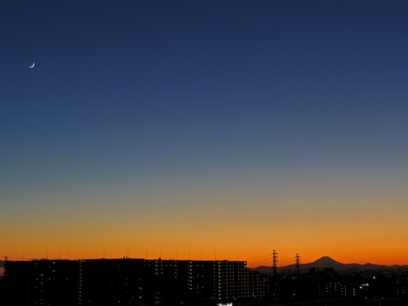 三日月と富士山_e0289657_13181519.jpg