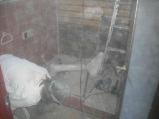 浴室解体工事・・・_f0031037_19425935.jpg