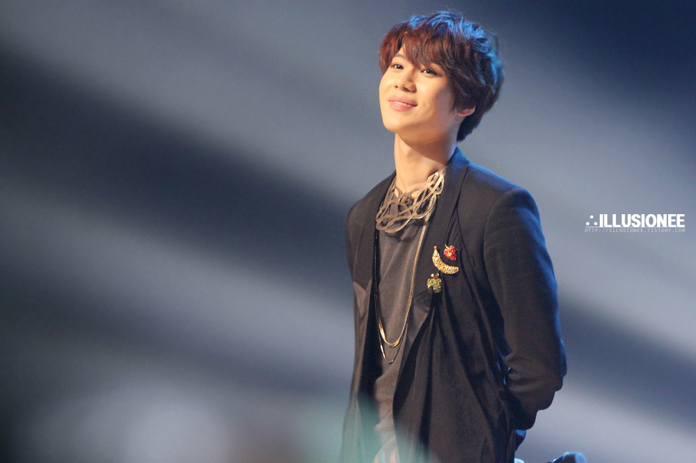 Taemin\'s expressive face&hands  121118_b0080574_23355411.jpg