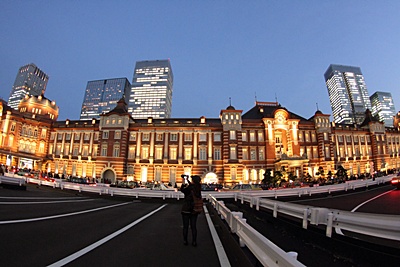 夜の東京駅はなかなか美しいですよv(*\'-^*)-☆ ok!!_b0175688_1305892.jpg